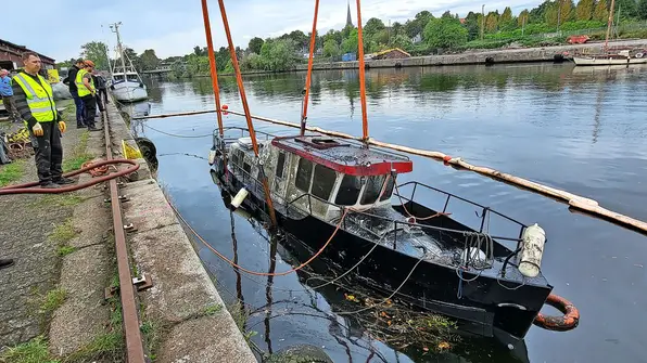 Barkasse "Darurake" an der Wasseroberfläche